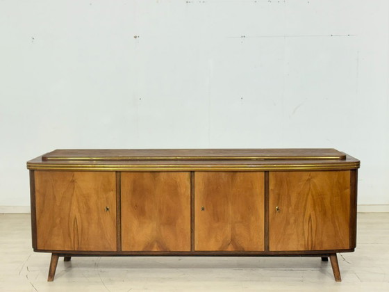 Image 1 of Buffet vintage de luxe – Buffet style milieu du siècle avec détails dorés et bois précieux