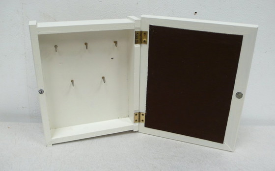 Image 1 of Vintage sleutelkastje hout wit + 3D tinnen afbeelding dorpsgezicht