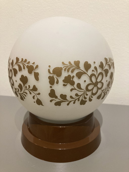 Plafonnier avec sphère ouvragée