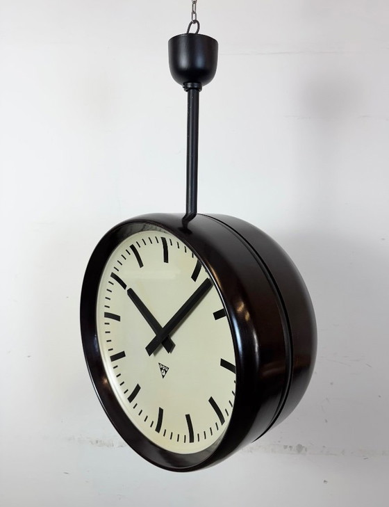 Image 1 of Grote industriële bakelieten dubbelzijdige fabrieksklok van Pragotron, jaren 50