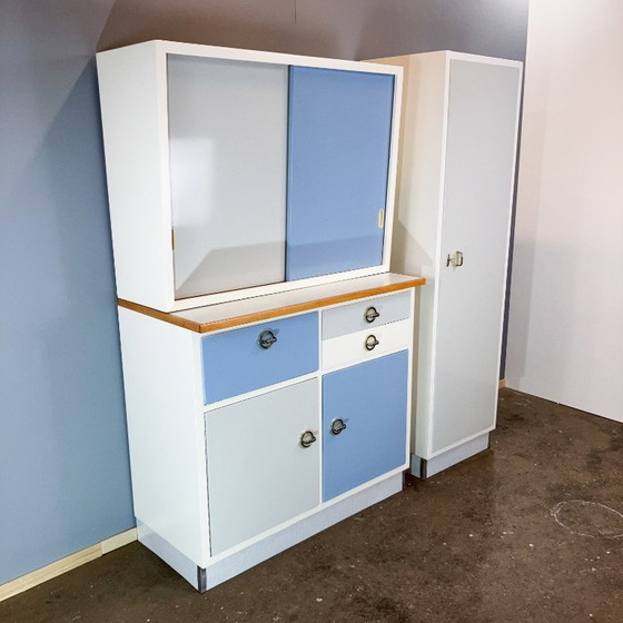Image 1 of Keukenkastjes, pastelblauw en lichtgrijs, jaren 60, meubilair uit het midden van de vorige eeuw