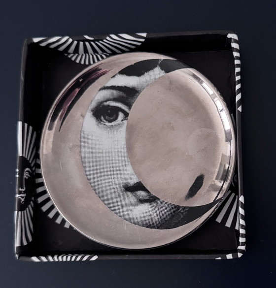 Image 1 of Fornasetti Sottobicchieri in porcellana “Tema e Variazioni” – Set da 4 (8,5 cm) – Con scatola – N. 39 / 51 / 83 / 101