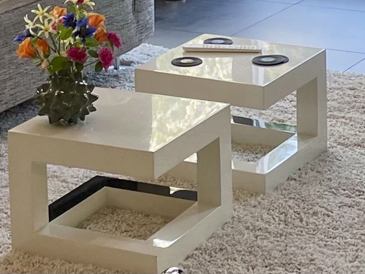 2 tavoli geometrici bianchi/neri 40 x 40, in legno laccato.