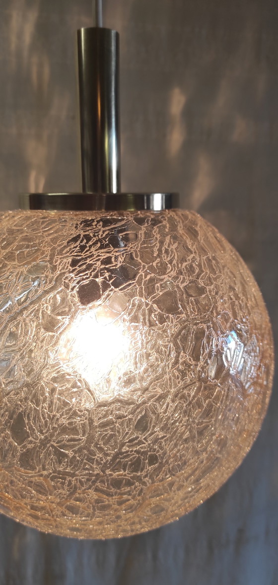 Image 1 of Lámpara colgante de diseño de los años 70 en cristal ámbar y latón dorado.