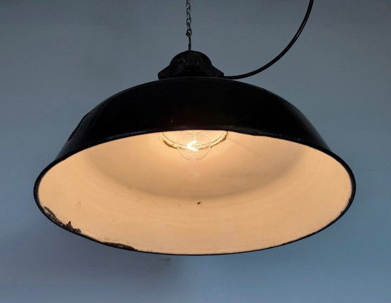 Image 1 of Industriële zwarte geëmailleerde fabriekslamp met gietijzeren bovenkant, jaren 50