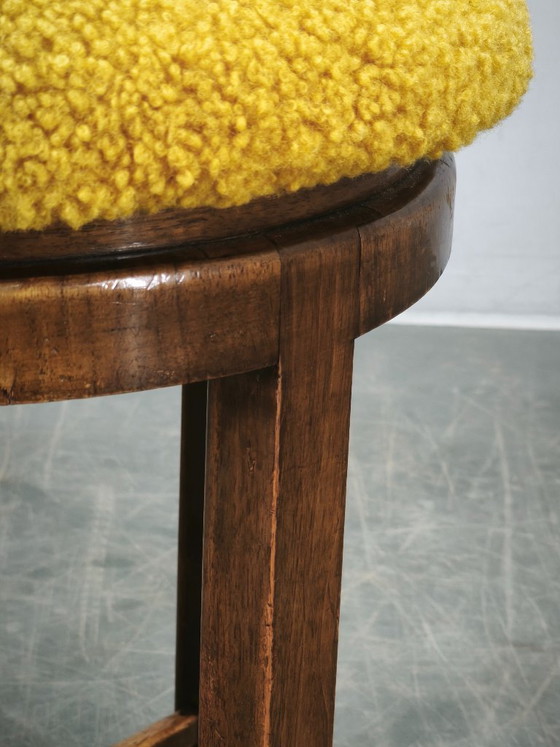 Image 1 of Tsjechische art-deco kruk uit de jaren 30 van beukenhout met bouclé bekleding.