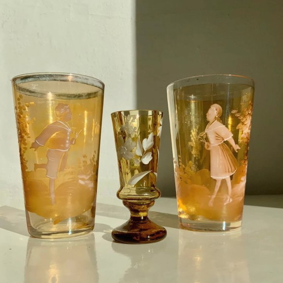 Image 1 of Paar antiker böhmischer Mary Gregory-Trinkgläser aus bernsteinfarbenem Glas, handbemalt mit Emaille, ca. 1890-1910