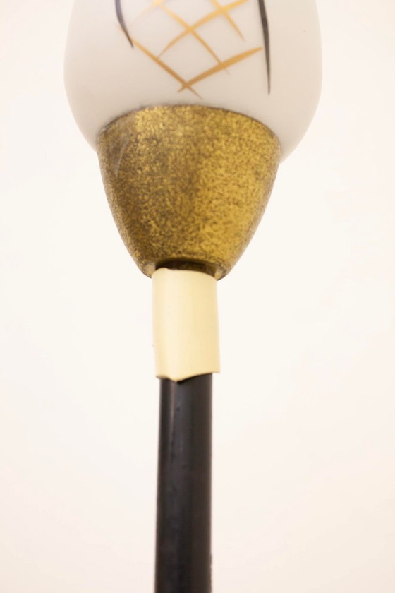 Image 1 of Lampada da terra a treppiede degli anni '50 con vetro opalino dipinto e ottone