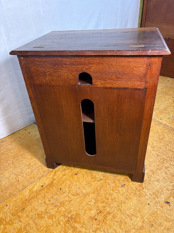 Image 1 of Vintage platenkast in antieke stijl – ladekast, circa 1970. Een charmante en bijzondere vintage platenkast, ontworpen om...