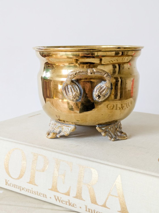 Fioriera vintage in ottone con piedini e manici decorati. – Vasi per piante, Brass (photo 14 of 15)