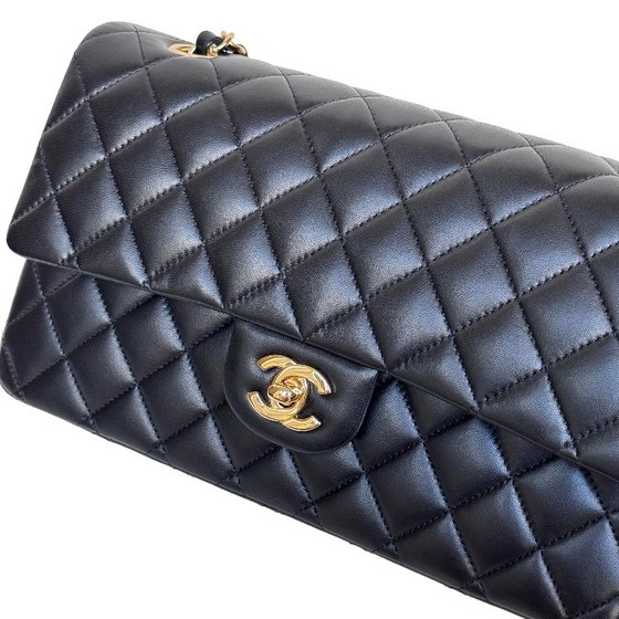 Chanel Classic Flap Medium – Crossbody bags, Lambskin (photo 16 of 17)
