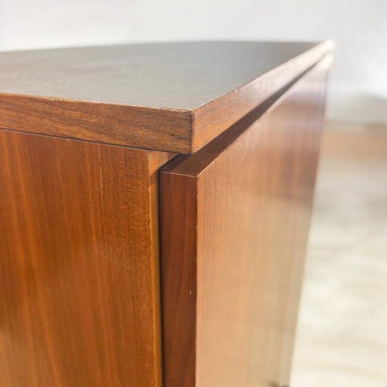 Image 1 of Armario para armas de mediados de siglo con capacidad para 5 armas largas y diversos accesorios de diseño clásico.