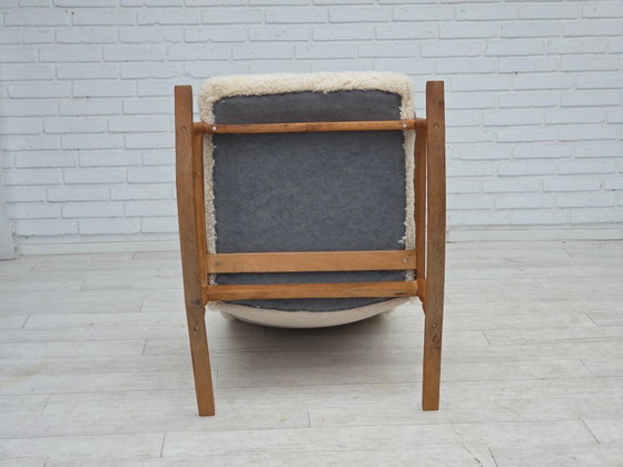 Image 1 of Fauteuil à bascule danois des années 1970, retapissé de véritable peau de mouton de qualité.