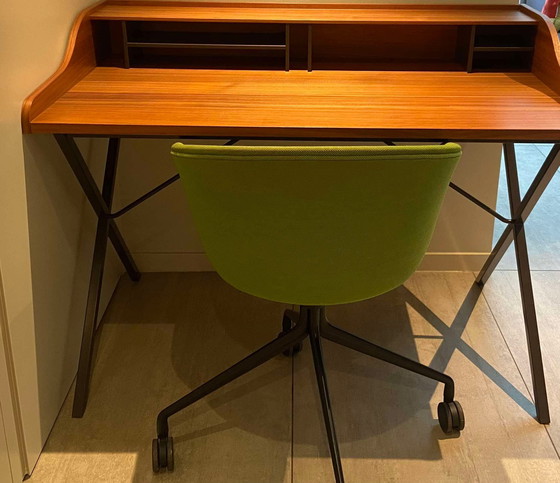 Image 1 of Schreibtisch Urseline Europäischer Nussbaum - Ligne Roset Designer: Pierre Paulin