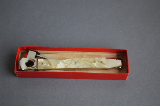 Image 1 of Tagliasigari vintage Solingen a forma di freccia con manico in madreperla, nella confezione originale.
