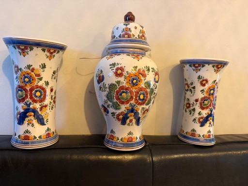 Three-Piece Hand-Painted Delft Polychrome Cabinet Set in Excellent Condition – vazen, Ceramic (photo 2 of 10)