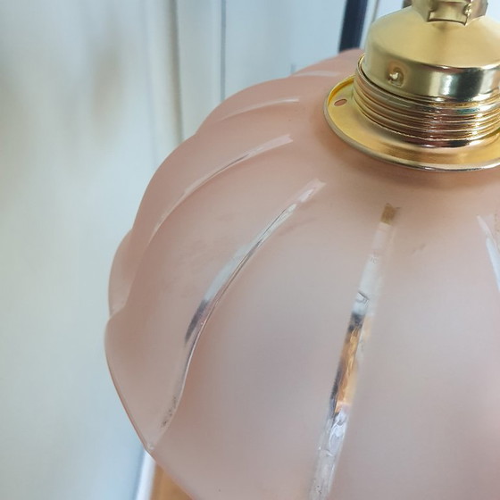 Image 1 of Ensemble de 2 suspensions vintage en verre opalin rose pastel, élégantes en forme de rosace.