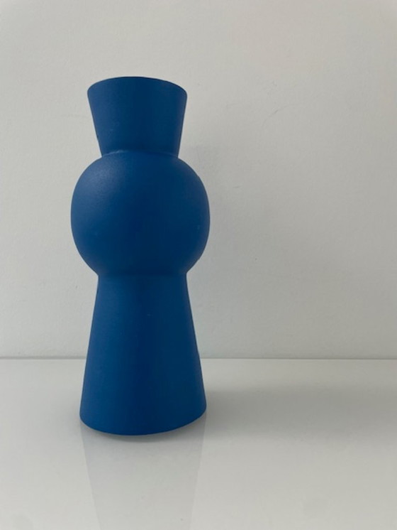 Image 1 of Jarrón de diseño moderno azul fabricado en aluminio con recubrimiento en polvo.