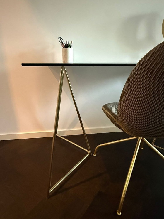 Image 1 of Scrivania in vetro di MADE – con gambe dorate