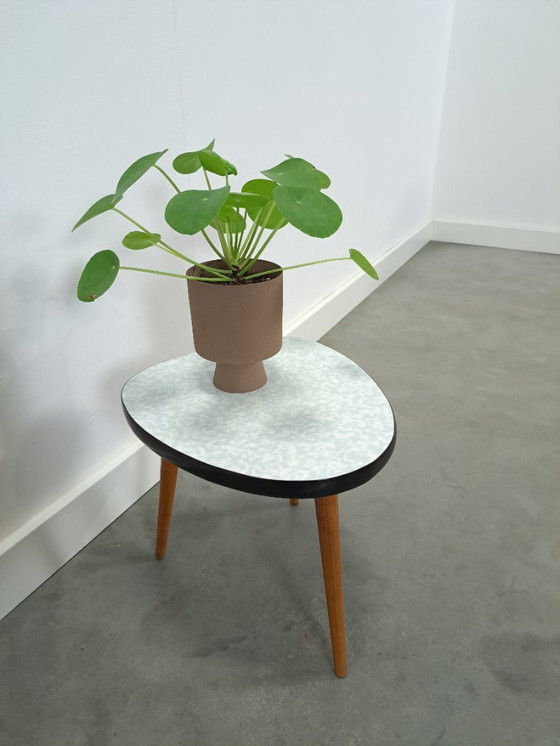 Image 1 of Mesa auxiliar para plantas con tablero de fórmica azul claro blanco, n.º 30