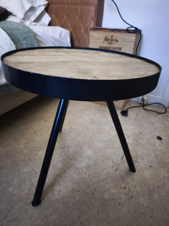 Image 1 of Fien Side Table (J-Line): This table has a mango wood top and a black iron frame.