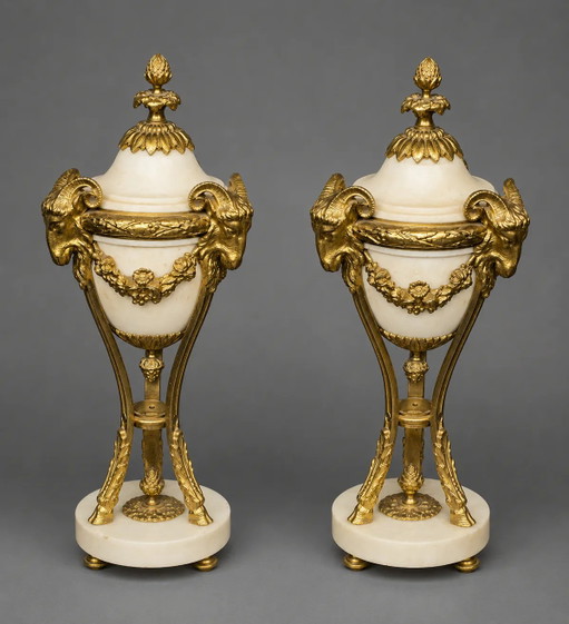 Pair of vases in Louis XVI style. White marble and gilded bronze. – vazen (photo 2 of 6)