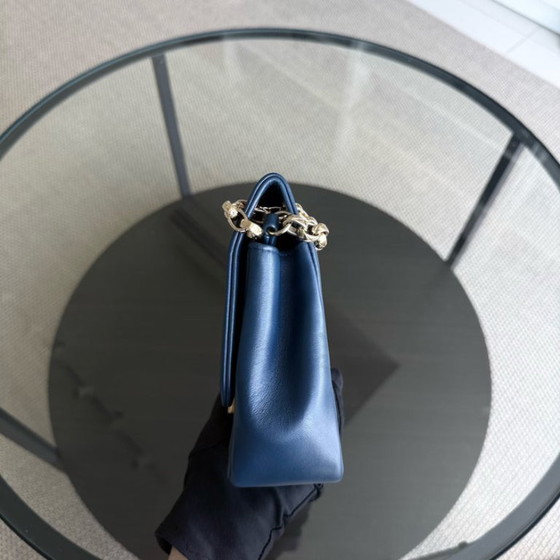 Image 1 of Chanel Chic With Me Medium - Lamsvacht gewatteerd 25 cm Marineblauw Goudkleurige hardware Serie 18