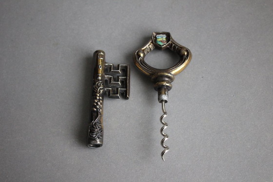 Image 1 of Cavatappi vintage in metallo a forma di chiave antica, riccamente decorato, pesante
