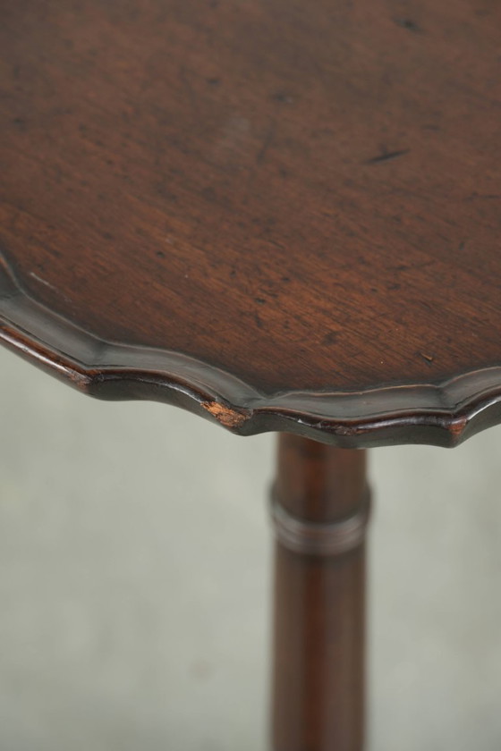 Image 1 of Elegant and subtle antique English wine table/plant/side table from the late 18th century