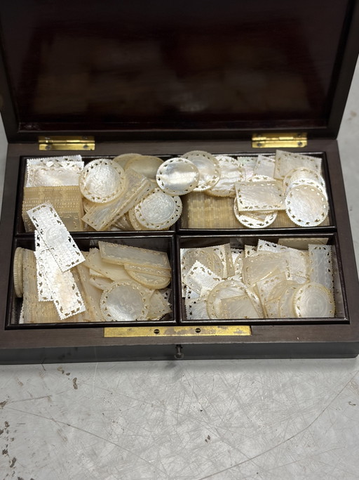 Petites boîtes contenant des jetons de jeu anciens chinois en nacre du XIXe siècle. Les jetons présentent des motifs en