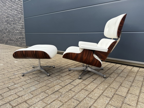 Image 1 of Poltrona lounge originale Vitra Eames + poggiapiedi Santos in palissandro e pelle bianca 10/10