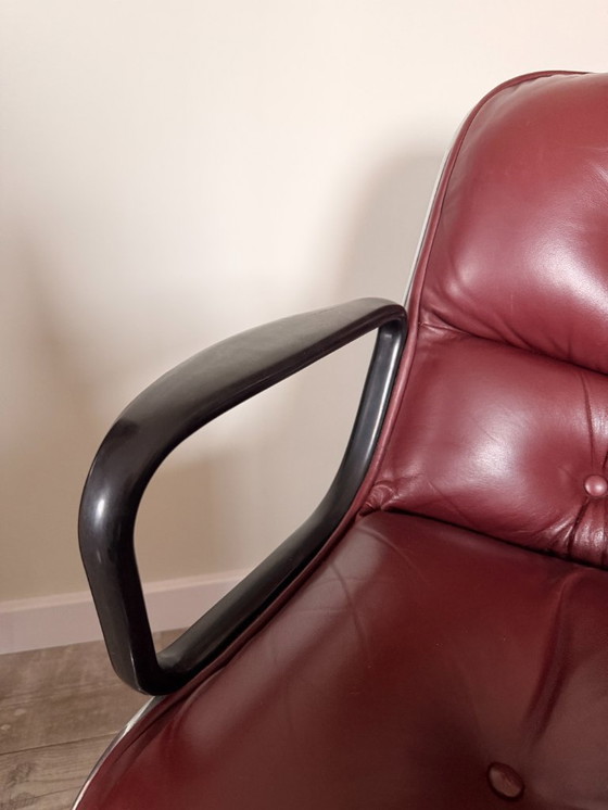 Image 1 of Rara coppia di sedie direzionali Charles Pollock per Knoll – Pelle bordeaux e cromo