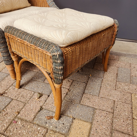 Image 1 of Poltrona lounge e poggiapiedi in rattan in stile French Grange.