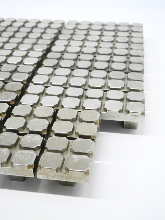 Image 1 of Grandi maniglie per porte di armadi in alluminio fuso dell'era spaziale del Mid Century 1960 - 26 pezzi - 2 misure