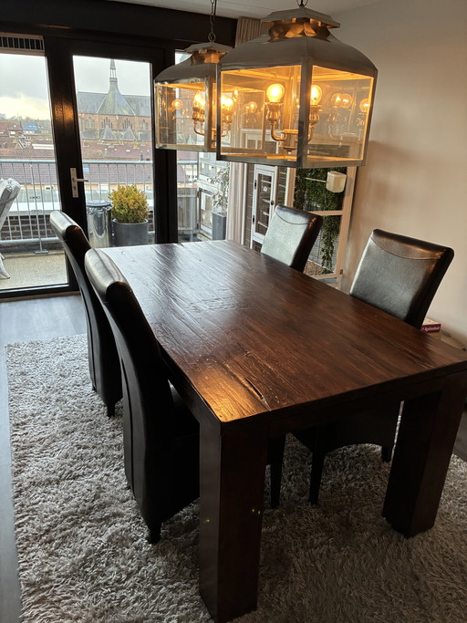 Solid hardwood dining table - Robust and sturdy