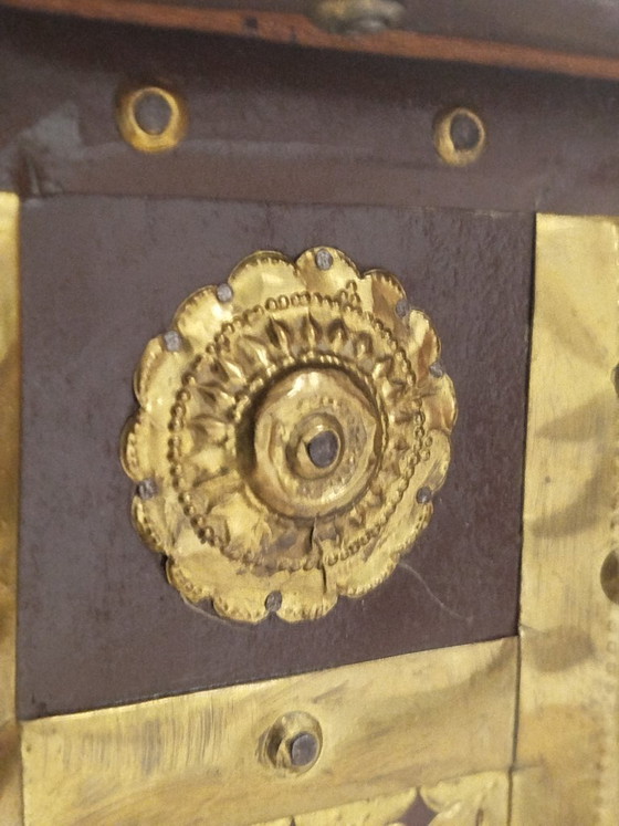 Beautiful XXL Indian dowry chest with hammered copper details – Storage cabinet, Metal, Wood (photo 12 of 17)