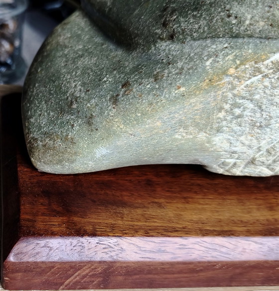 Chef-d'œuvre de Qualité Musée: La Sculpture de Serpentin Shona "De Griek" Unique (11,5 kg) – Stone, Wood (photo 9 of 15)