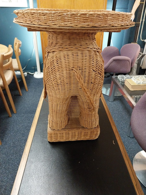 Image 1 of 1 x éléphant en rotin servant de table d'appoint avec plateau amovible, années 1960