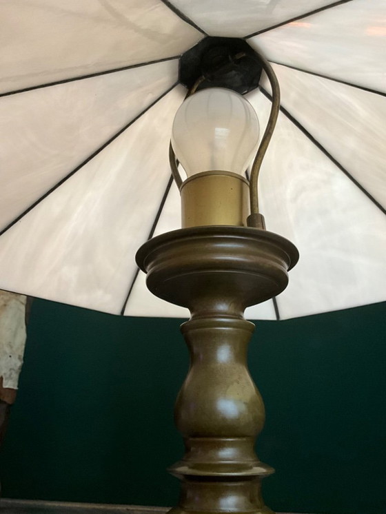 Image 1 of Classic Tiffany style table lamp with an attractive and elegant brass base