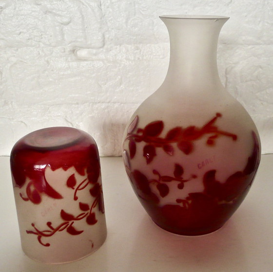 Image 1 of Art Deco Toilettenset - Carly - emailliertes Glas mit rotem Blumendekor - 14-teilig.