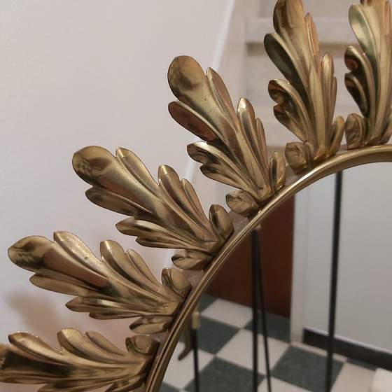 Image 1 of Deknudt Belgio Grande specchio ovale a forma di sole con foglie d'acanto dorate 1970