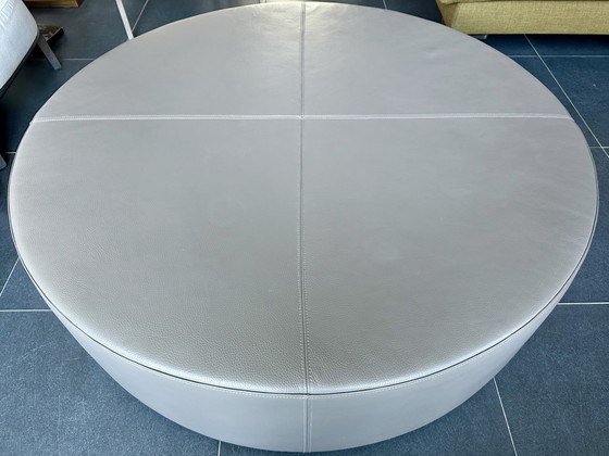 Image 1 of Pouf ottoman de table basse en cuir taupe