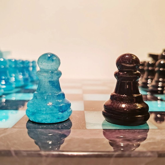Image 1 of Jeu d'échecs de luxe vintage des années 1970 en véritable albâtre de Volterra sculpté à la main - Noir et bleu ciel - Fabriqué e