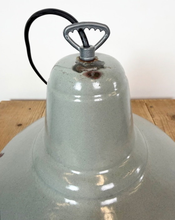 Lámpara colgante industrial de esmalte gris, década de 1960. – Lámparas colgantes, Iron (photo 14 of 17)