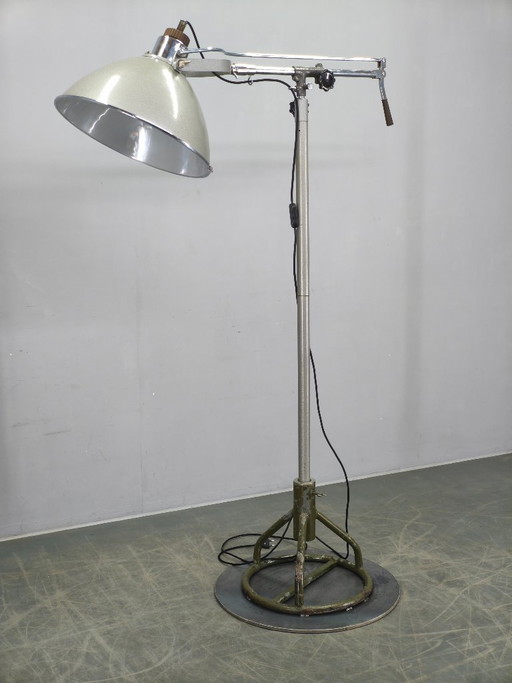 Tsjechische industriële chirurgische vloerlamp uit een militair ziekenhuis, jaren 1950