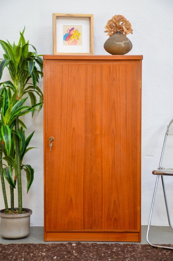 Image 1 of Mobile alto vintage in teak, con serratura, credenza, metà del secolo scorso, anni '70.