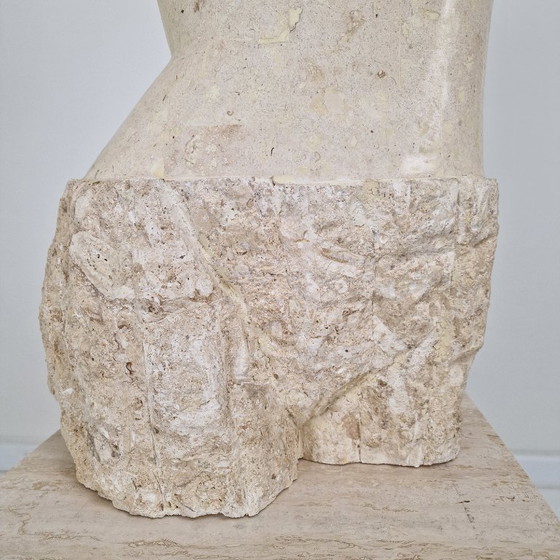 Image 1 of Torso femminile scultoreo contemporaneo realizzato con strati di pietra di Mactan recuperata, anni '80