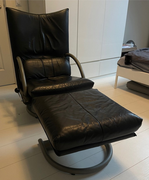 Poltrona e poggiapiedi Torino di Rolf Benz, in pelle nera.