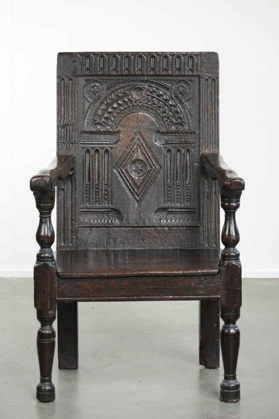 Image 1 of Chaise anglaise ancienne en chêne / Chaise à lambris du XVIIe siècle, ornée de magnifiques sculptures et détails en bois.