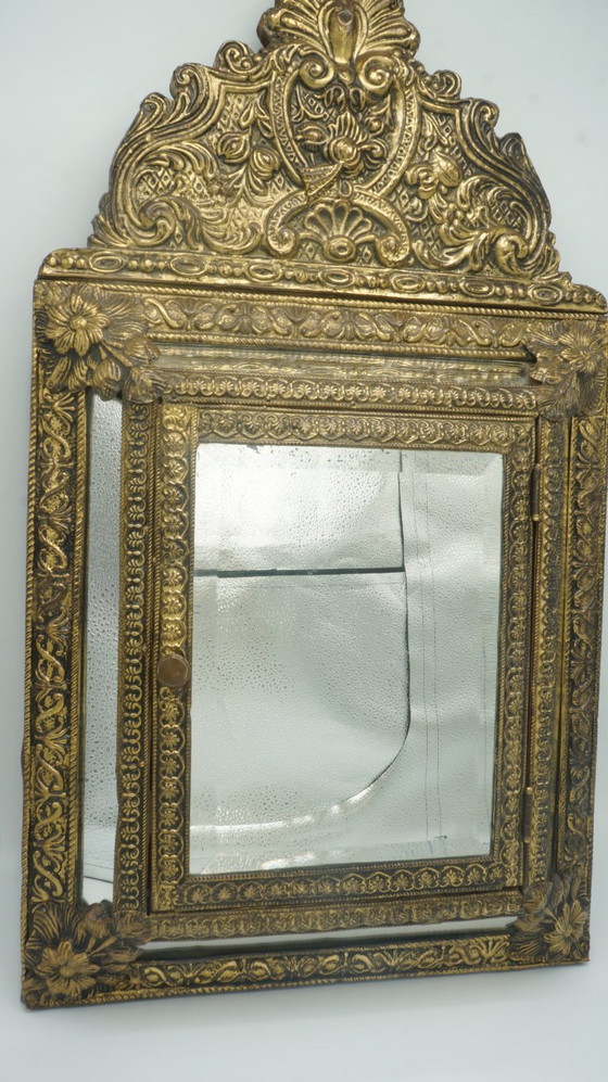 Image 1 of Niederländischer antiker, verzierter Messing-Galeriespiegel, Bürsten, Wandglas, Kupferschrank